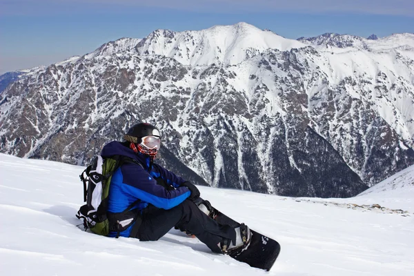 Snowboardåkare avkopplande — Stockfoto
