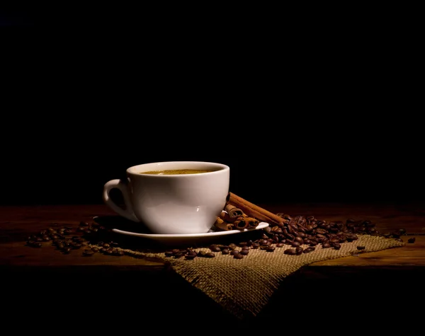 Темный натюрморт с кофе — стоковое фото