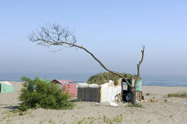 Бедный лагерь на пляже — стоковое фото