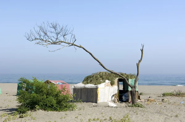 Poor camp on the beach — Stockfoto