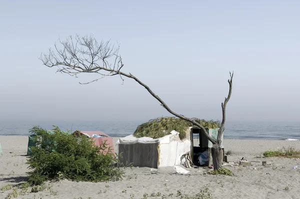 Pobre campamento en la playa — Foto de Stock