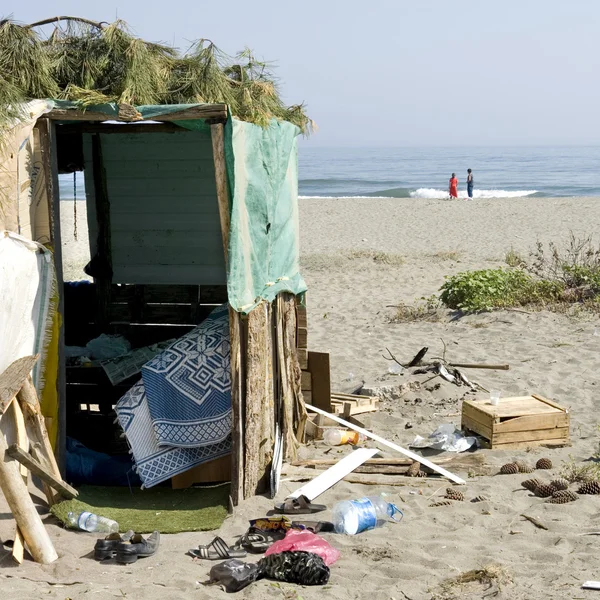 ビーチで貧しい人々 のキャンプ — ストック写真