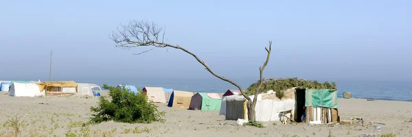 Acampamento pobre na praia — Fotografia de Stock