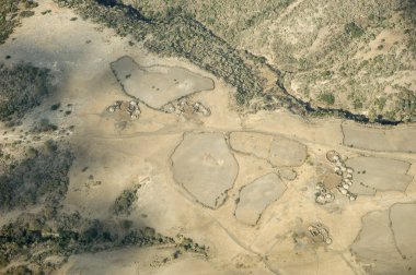 geleneksel bir masai köyüne havadan görünümü