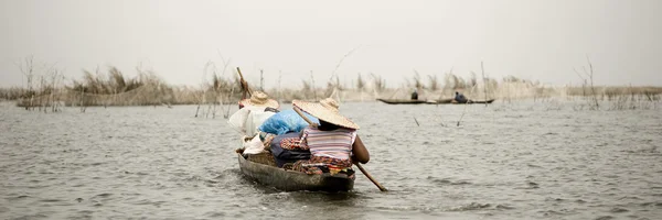 Женщины Африки на лодке — стоковое фото