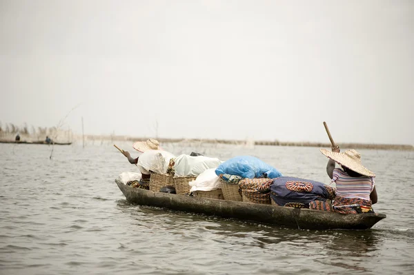Afrikanska kvinnor på en båt — Stockfoto
