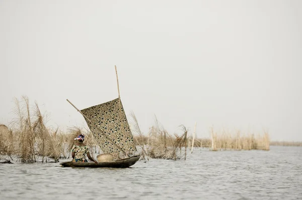 Mulheres africanas num barco — Fotografia de Stock