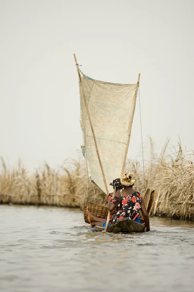 Αφρικανικές γυναίκες σε μια βάρκα — Φωτογραφία Αρχείου