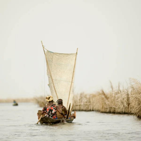 Mulheres africanas num barco — Fotografia de Stock