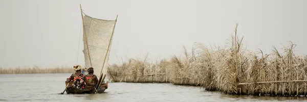 非洲妇女在一条船上 — 图库照片