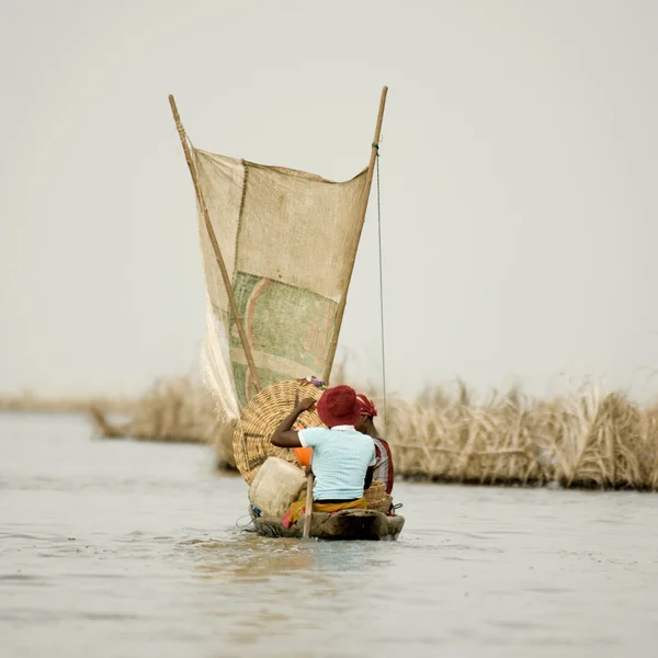 Afrikanska kvinnor på en båt — Stockfoto