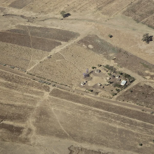 Vue aérienne sur un village masai traditionnel — Photo