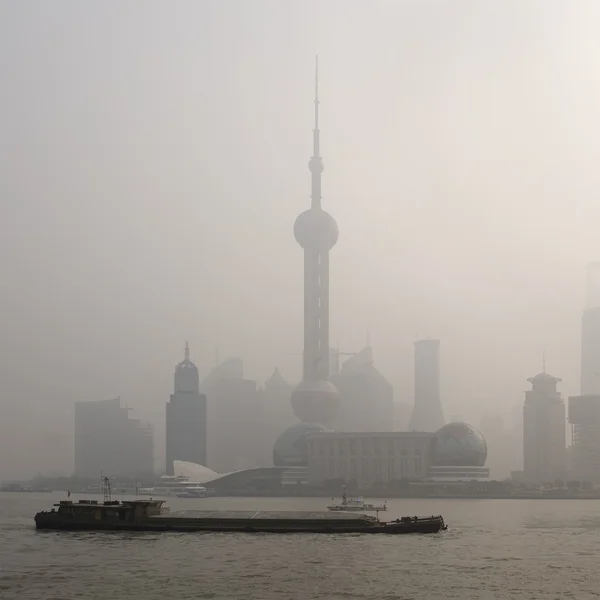 A légszennyezés Sanghajban, egy uszály halad el. — Stock Fotó