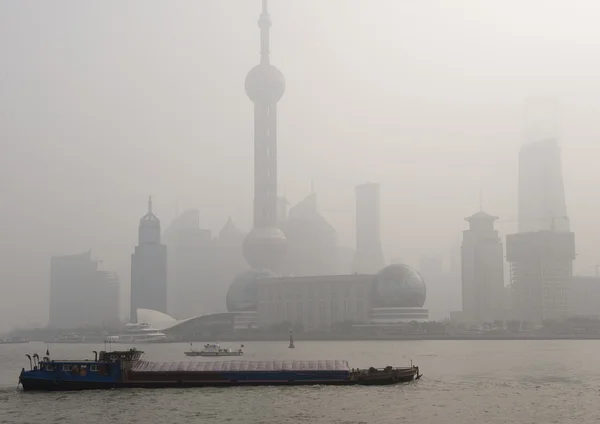 Poluição do ar sobre Xangai, uma barcaça está passando — Fotografia de Stock