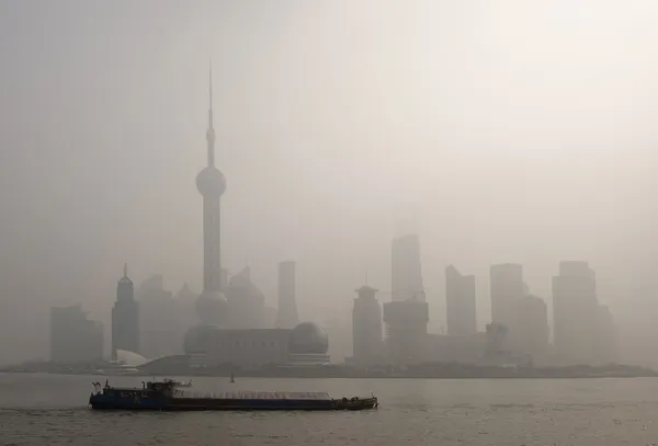 Pollution atmosphérique au-dessus de Shanghai, une péniche passe — Photo
