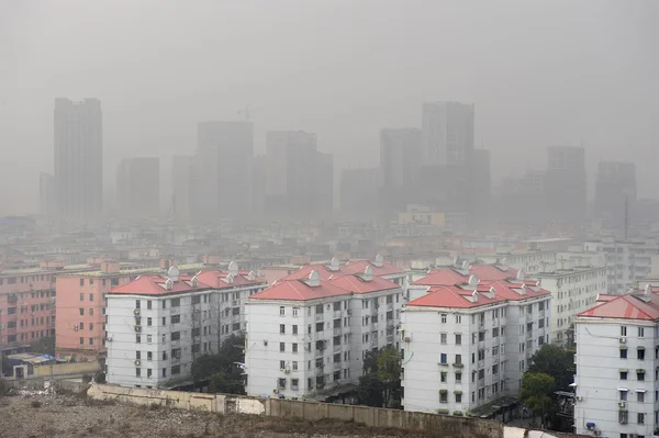 Zanieczyszczenia powietrza nad miastem — Zdjęcie stockowe