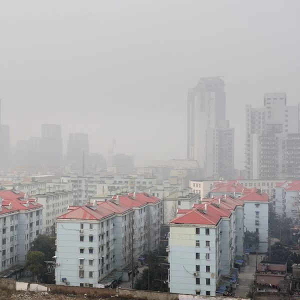 Zanieczyszczenia powietrza nad miastem — Zdjęcie stockowe
