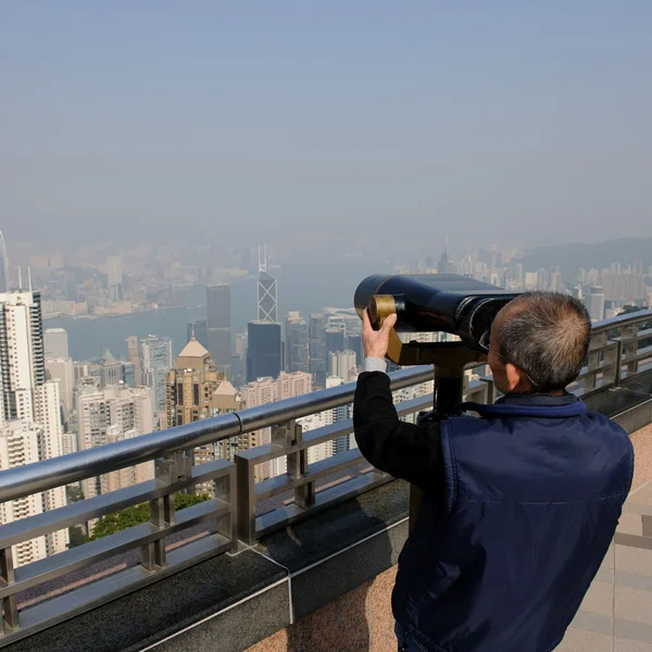 Tourist looking in Telescope — Stock Photo, Image