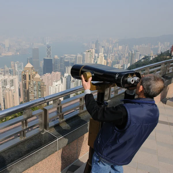 Туристична дивлячись у телескоп — стокове фото