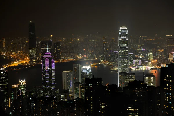 Nachtszene von Hongkong, man sieht die Umweltverschmutzung — Stockfoto