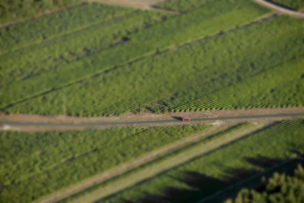 Wysoki kąt widzenia czerwony samochód na drodze we Francji — Zdjęcie stockowe