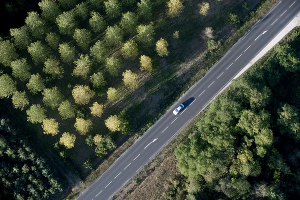Wysoki kąt widzenia samochodu na drodze we Francji — Zdjęcie stockowe
