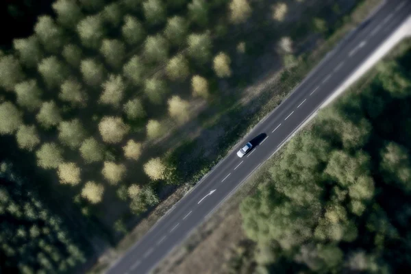 Vista de alto ângulo do carro na estrada em França — Fotografia de Stock