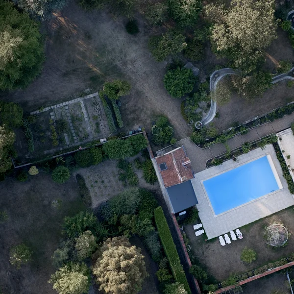 家とスイミング プールの眺め — ストック写真