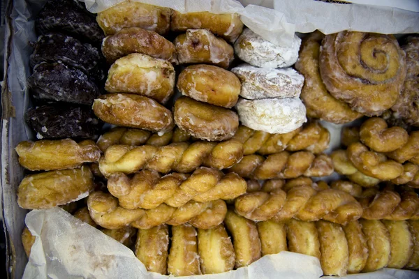Vista de alto ángulo de rosquillas y pasteles — Foto de Stock