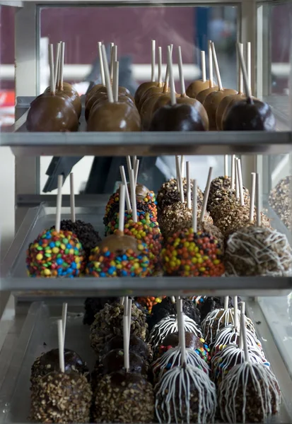 Close-up de chocolate e maçãs cobertas de caramelo — Fotografia de Stock