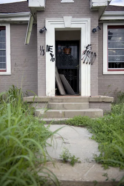 Primer plano de la casa destruida después del huracán Katrina, Nueva Orlean —  Fotos de Stock
