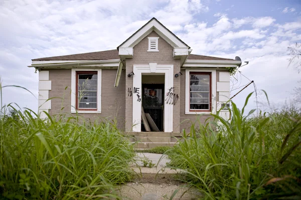 Разрушенный после урагана "Катрина" дом в Новом Орлеане, Луизиана — стоковое фото