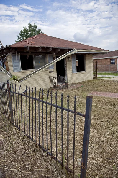 Huis verwoest na de orkaan katrina, new orleans, louisiana — Stockfoto