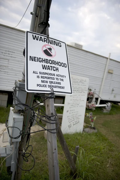 Предупреждающий знак во дворе после урагана Катрина, Новый Орлеан, Луизиана — стоковое фото