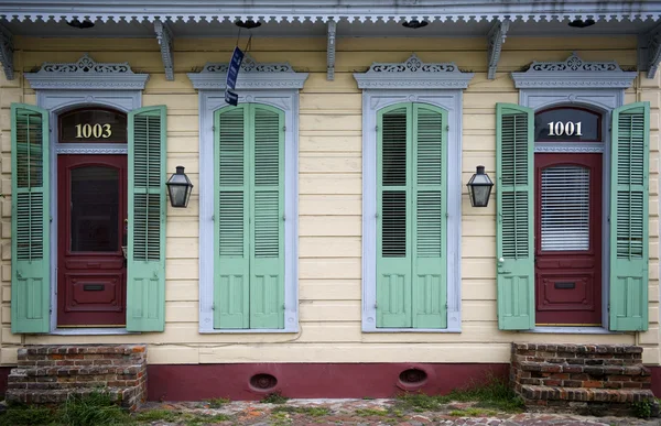 ニユー ・ オーリンズ、ルイジアナの家の前部 — ストック写真