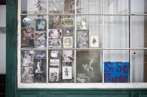 Vintage photographs in window in New Orleans, Louisiana — Stock Photo, Image