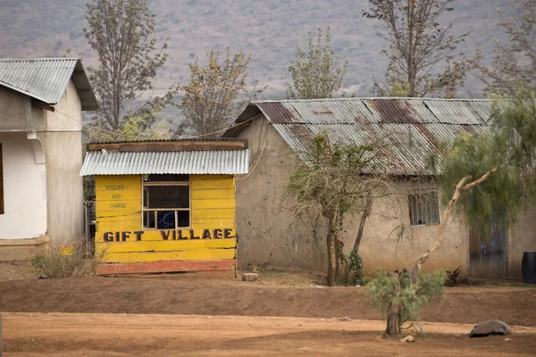 Loja de presentes de madeira amarela, Tanzânia, África — Fotografia de Stock