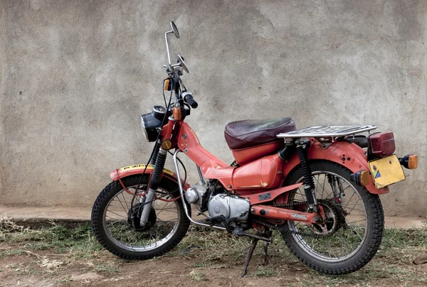 Stacjonarne czerwony motocykl, tanzania, Afryka — Zdjęcie stockowe