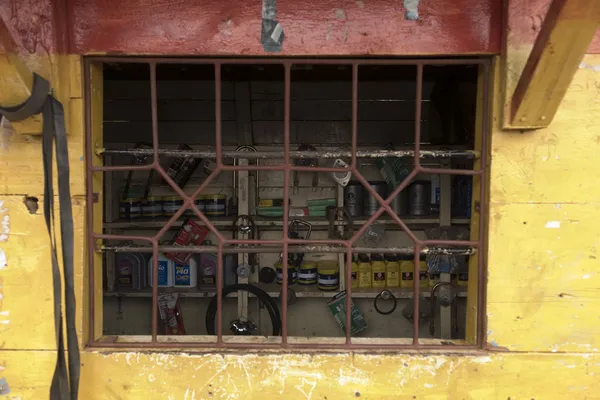 Dárkový obchod okno, Tanzanie, Afrika — Stock fotografie
