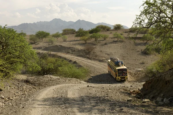 Bus che viaggia su strada sterrata, Tanzania, Africa — Foto Stock