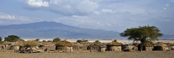 Hagyományos kunyhókat afrikai faluban, Tanzánia — Stock Fotó