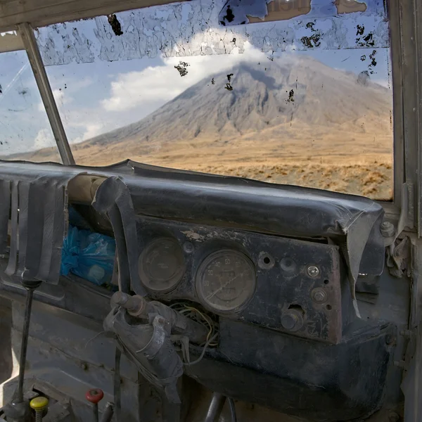 Вулкан Танзания, старый брошенный автомобиль, Ол Дойнё Ленгай, Танзания — стоковое фото