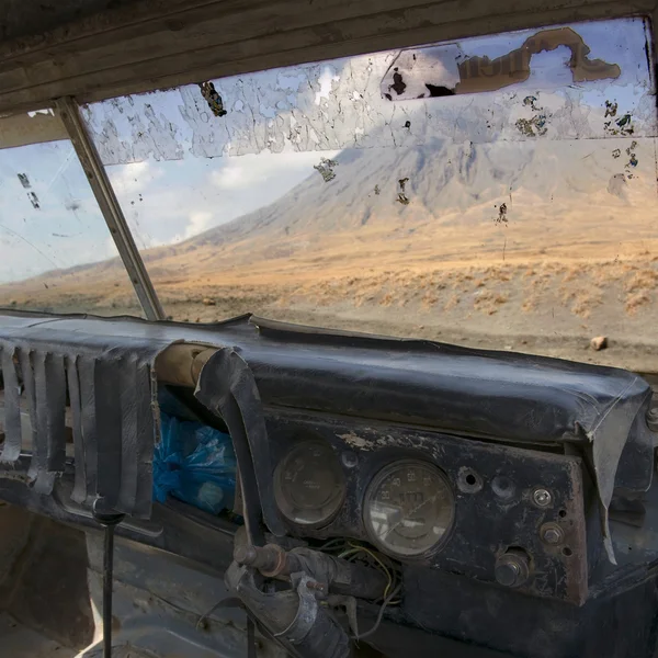 Sopky v Tanzanii, staré opuštěné auto, ol doinyo lengai, Tanzanie — Stock fotografie
