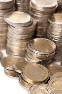 2 Euro coins beyaz arka plan önünde yakın çekim yığını