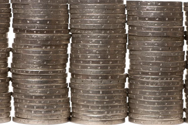 Närbild travar av 2 euro mynt framför vit bakgrund — Stockfoto