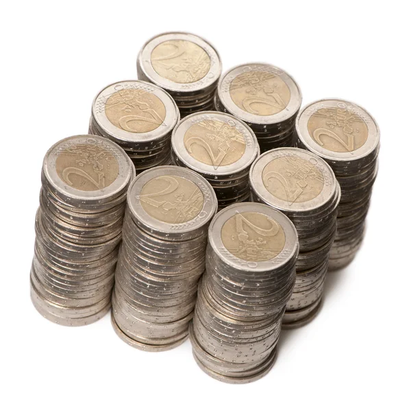 Стопки по 2 евро Монеты перед белым фоном, с высоким углом обзора — стоковое фото