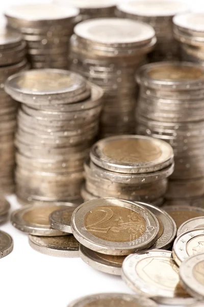 Κινηματογράφηση σε πρώτο πλάνο στοίβες των κερμάτων των 2 ευρώ μπροστά από το λευκό φόντο — Φωτογραφία Αρχείου
