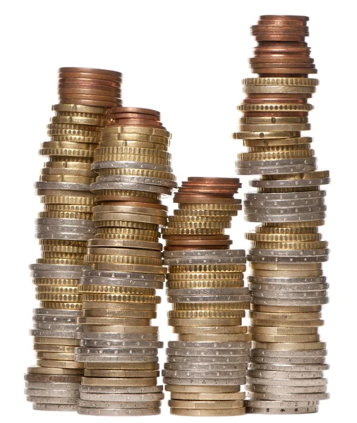 Stack di varie monete in euro davanti a sfondo bianco — Foto Stock