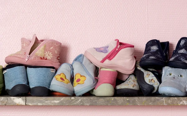 Buty dziecko na półkach — Zdjęcie stockowe