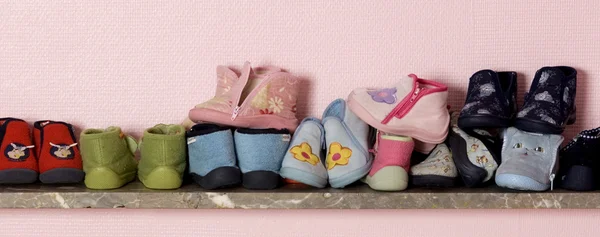 Buty dziecko na półkach — Zdjęcie stockowe